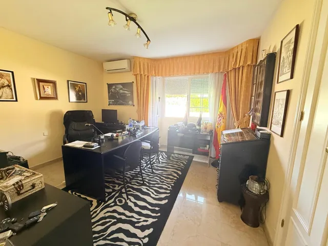 VENTA EN PLENO DOMINIO · Gran chalet de 545 m2 con placas solares y parcela privada de 3.000 m2 · Boadilla del Monte — 17