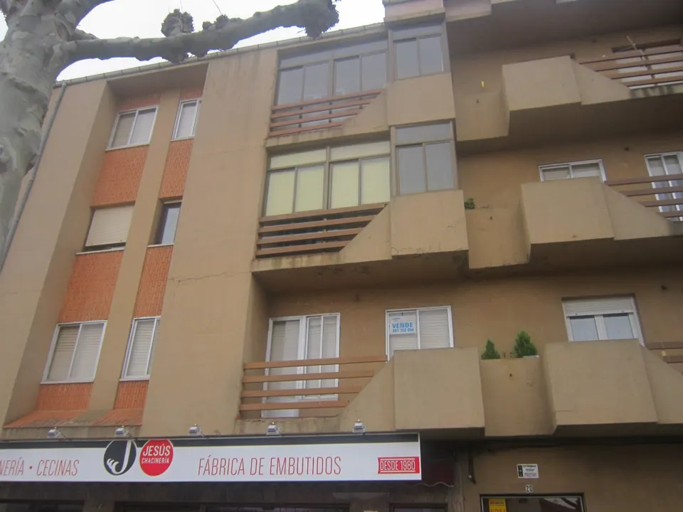 SE VENDE PISO EN EL CENTRO DE VALENCIA DE DON JUAN, 90 M2, COCINA, SALÓN, 4 HAB., 2 BAÑOS.