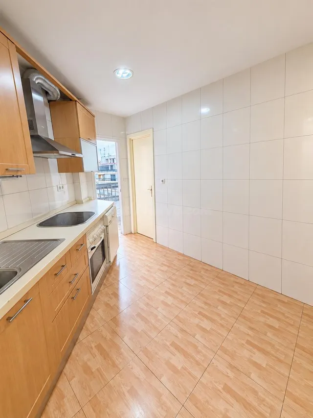 Amplia vivienda exterior en sexta planta junto a Virgen de L - foto 4