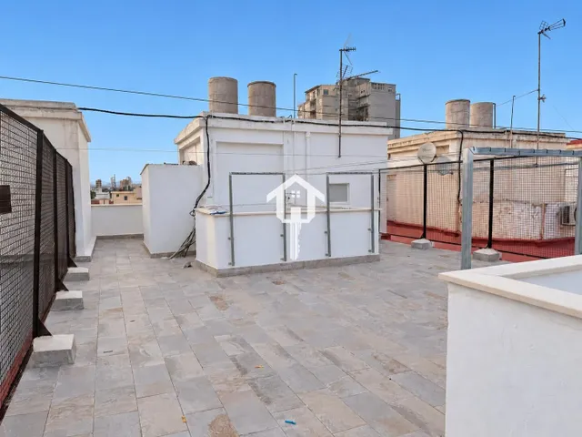 Ático en exclusiva totalmente reformado de 56 m2 con terraza en zona benalúa de Alicante: edificio con ascensor — 46