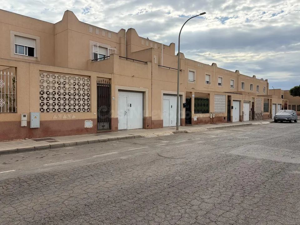 DÚPLEX ADOSADO EN SAN ISIDRO – 4 DORMITORIOS, GARAJE