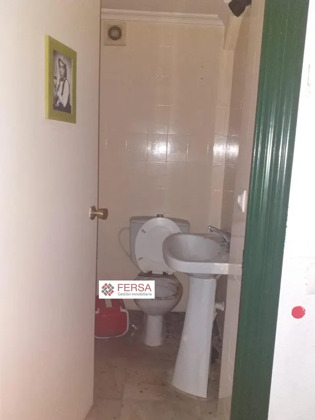 SE VENDEN TRES LOCALES COMERCIALES EN PLENO CENTRO. — 24