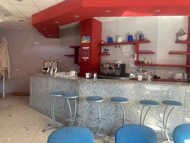 Se alquila local — 4