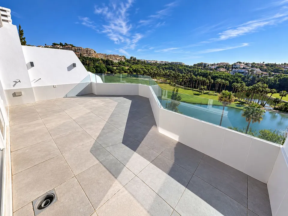 Adosado reformado  en venta con vistas panorámicas al golf en Torrequebrada, Benalmádena