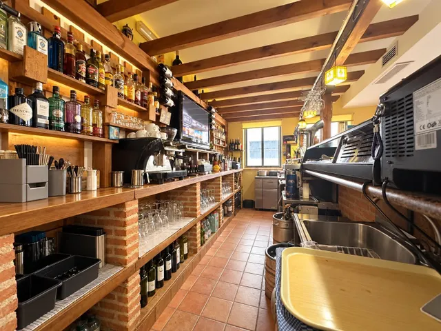 Bar reformado, con licencia de pub, San Pedro del Arroyo