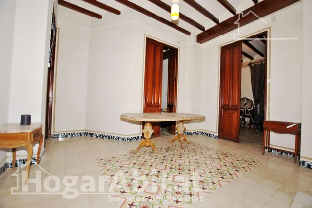 Amplia casa esquinera con terraza y trastero en el centro — 48