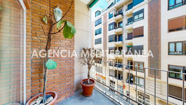 Piso en venta en Valencia, en pleno centro de la ciudad, con - foto 5