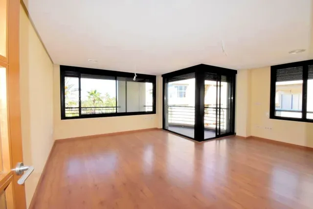Amplio piso SE VENDE en Torrevieja – 3 habitaciones, terraza y garaje incluido — 3