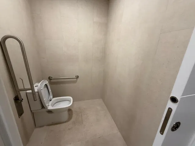 Cuenta con zonas comunes pensadas para el disfrute y la relajación: piscina para adultos, gastrojardín, un gimnasio completo y un spa con sauna. — 10