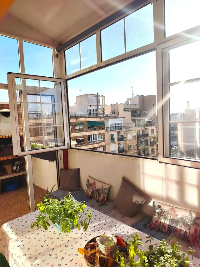 Se vende un Apartamento Ático con Terraza Acristalada, con 2 Dormitorios y 2 Baños en el Centro de Torrevieja! — 5