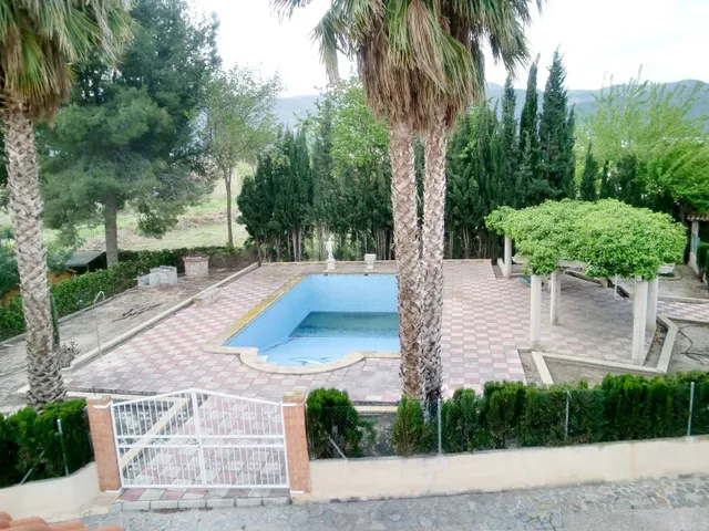 Chalet independiente en Murcia capital con parcela de 2.500 m2, piscina y 8 dormitorios — 19