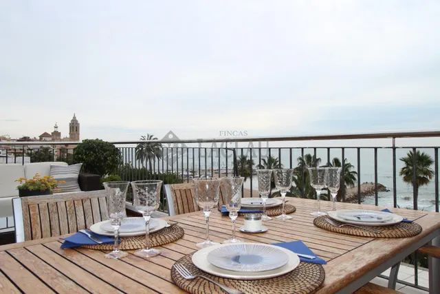 ÁTICO-DÚPLEX en primera línea de mar en el centro de Sitges - foto 2