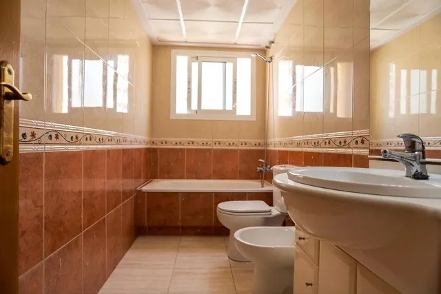 Piso de 2 dormitorios junto al Puerto Deportivo de Guardamar, orientación sur y piscina comunitaria — 9