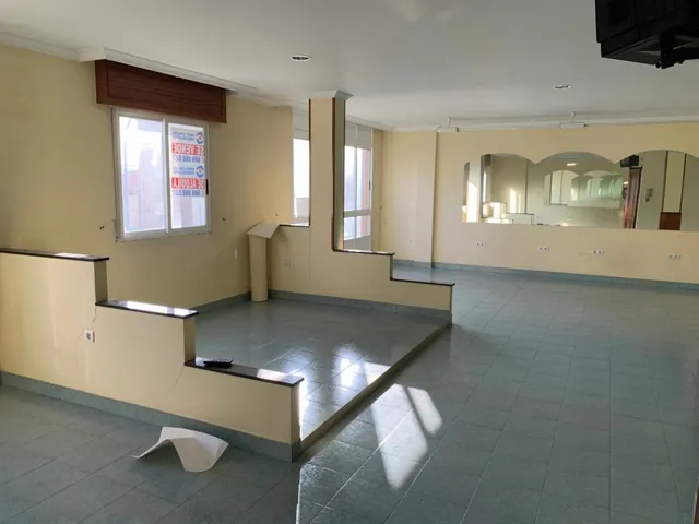 SE VENDE O ALQUILA ENTREPLANTA COMERCIAL EN RIANXO — 14