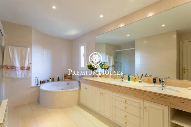Exclusiva casa con jardín, piscina y espectaculares vistas al mar en Sant Andreu de Llavaneres — 28