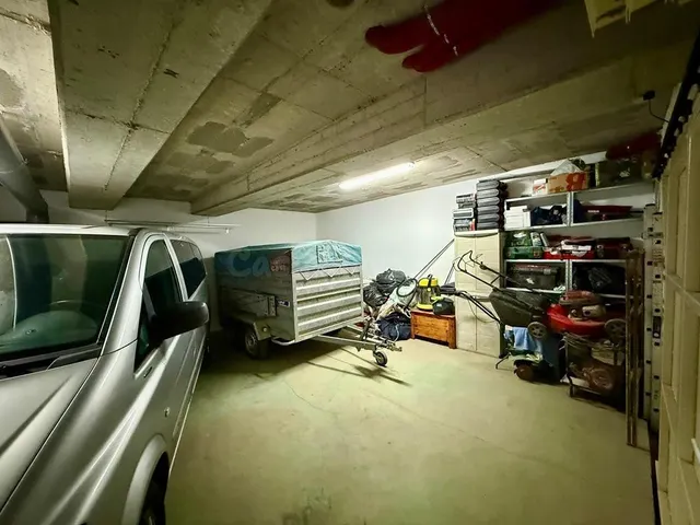 Plaza de parking cerrada con puerta automática al lado de Po