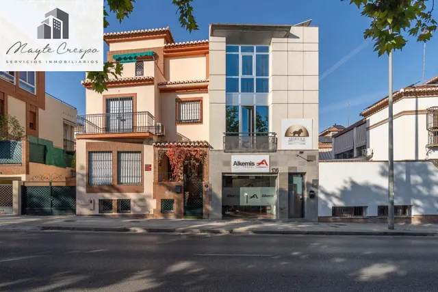 Edificio de 3 plantas destinado a oficinas junto a Centro Co