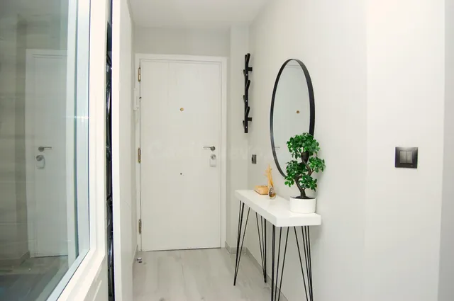 PISO EN VENTA EN FUENGIROLA, FRENTE AL PUERTO DEPORTIVO — 2