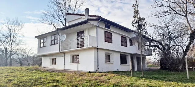 Amplia finca con varias edificaciones - foto 2