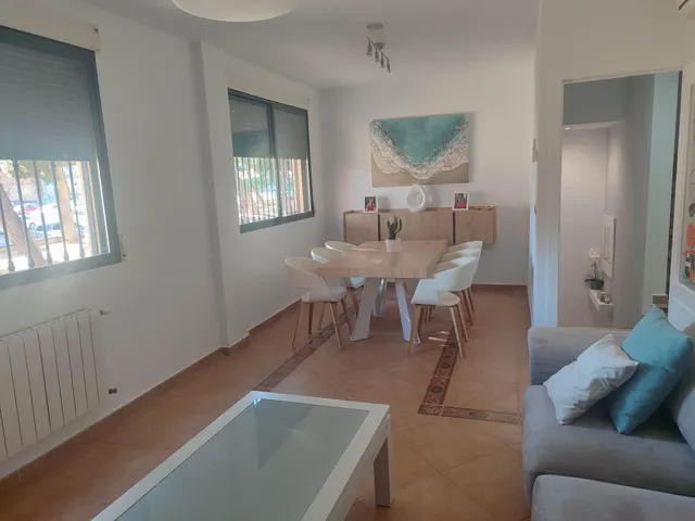 EXCELENTE UNIFAMILIAR CON VAROS AMBIENTES PARA LA FAMILIA — 8
