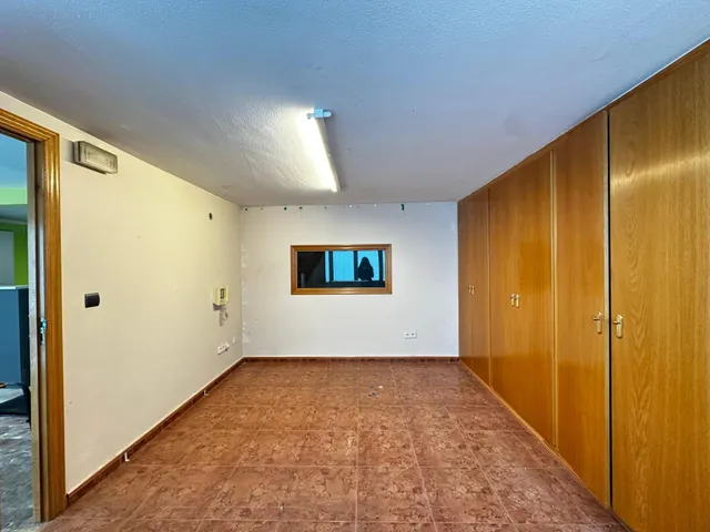 Local comercial con oficinas y zona de trabajo — 8