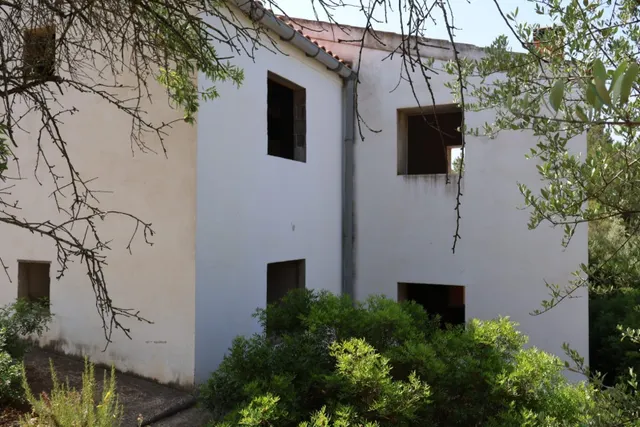 MASIA CON TERRENO, CON VISTAS CERCA DE VALL DALBA — 46