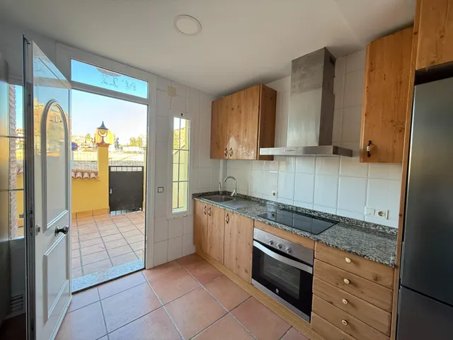 Bungalow con jardín privado, garaje y piscina comunitaria en Santa Pola — 9