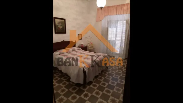 SE VENDE CASA CON LOCAL ABAJO EN FIÑANA ZONA CENTRO — 28