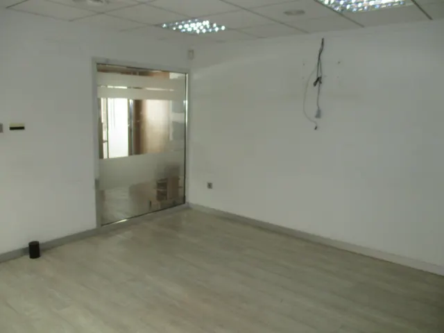 LOCAL TOTALMENTE REFORMADO CON EXCELENTE UBICACIÓN — 7