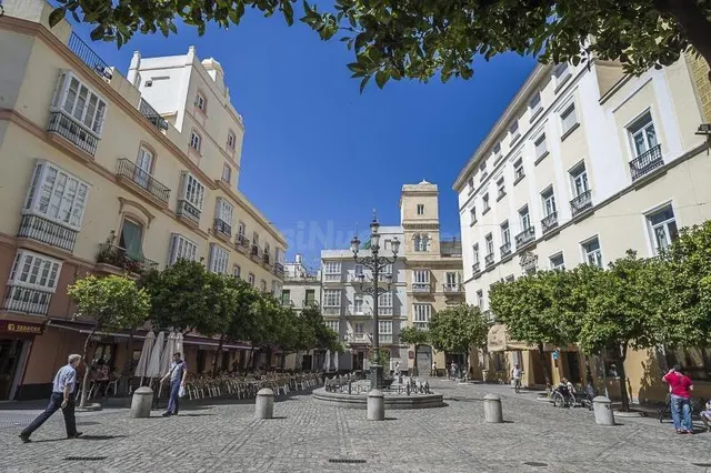 ¡¡¡ÁTICO A REFORMAR JUNTO A LA PLAZA DE MINA!!! - foto 2
