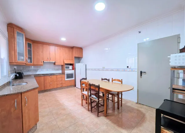 Se vende planta baja con 4 dormitorios y 3 baños en Cartagen - foto 2