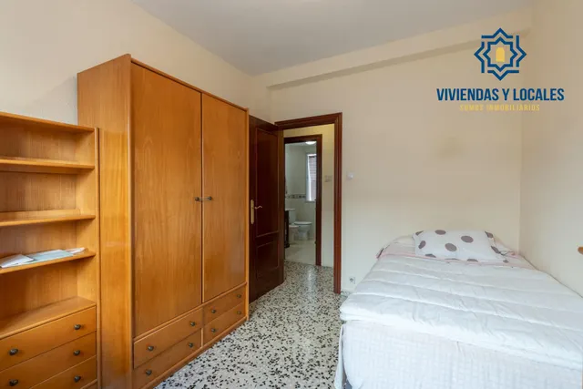 Piso de 3 dormitorios en calle milán, zaidín | muy luminoso y con gran potencial — 11