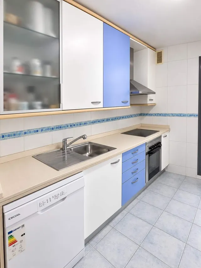 Amplio y moderno piso en Alicante, zona Paus con piscina y parking — 11