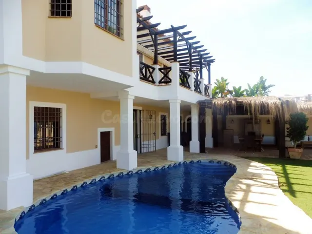 Precioso chalet de 6 dormitorios a 600m de la playa — 2