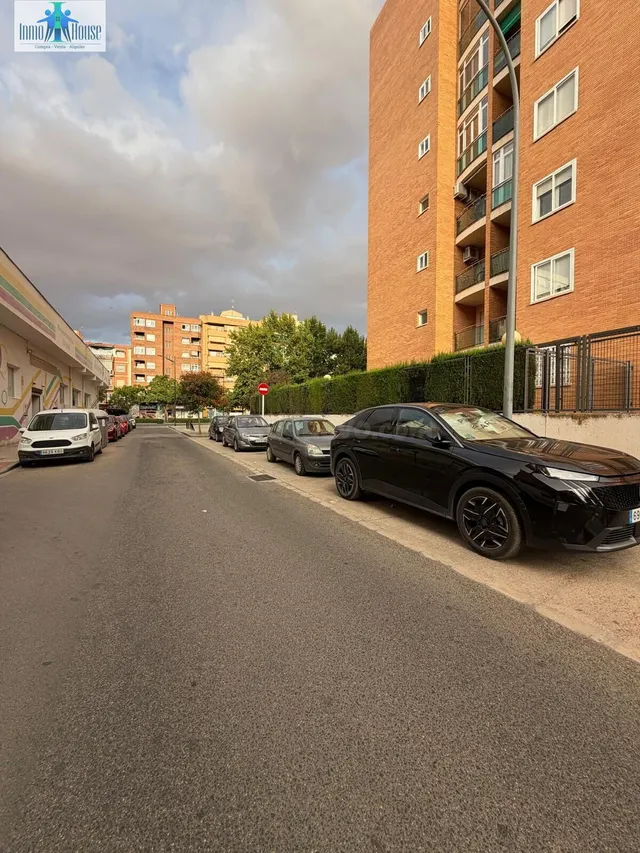 SE VENDE PLAZA DE GARAJE  ZONA CIRCUNVALACION - CALLE DIEGO DE ALMAGRO — 2