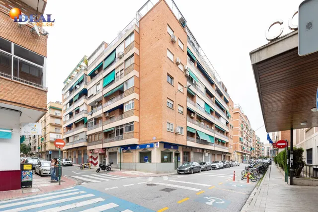 ¡Oportunidad única! Ático de 4 dormitorios y 2 baños con gran terraza frente al Colegio Agustinos (Arabial) — 28