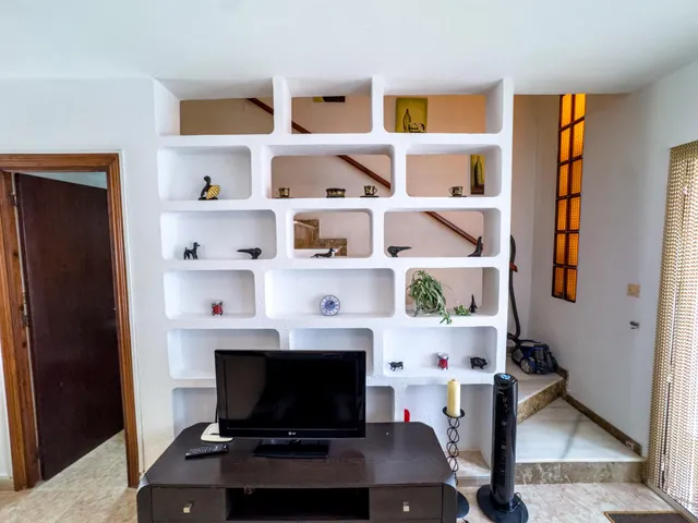 Encantador adosado de 2 plantas en Nueva Torrevieja — 2 dormitorios, 2 baños, gran patio y piscina comunitaria — 12