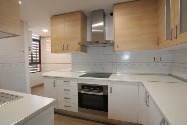 Piso en alquiler junto al Palacio de Congresos, 4 dormitorios, 2 baños — 7