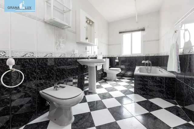 Amplio Chalet con piscina, pista deportiva y vistas en Ogíjares. — 10