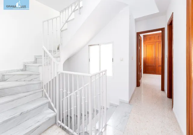 Vive en el corazón de Armilla: 4 dormitorios, patio, terraza y garaje — 11