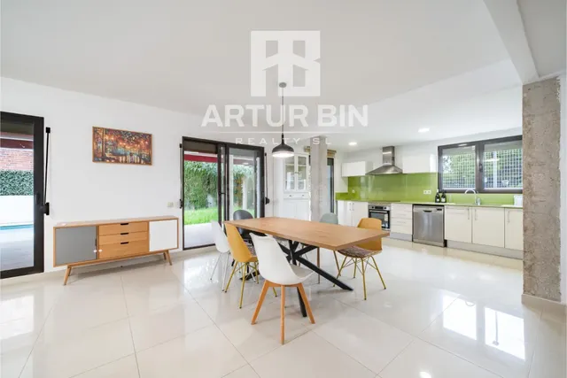 Casa 5 habitaciones 215m² en venta - Urbanizacion montsano - foto 5