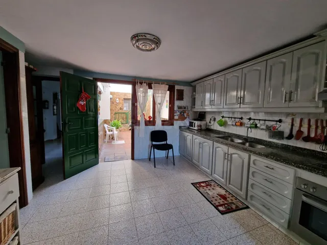 Vivienda con  Terreno de siembra, zonas de terraza y piscina. — 2