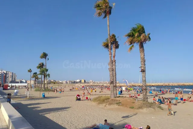 Amplio apartamento (aprox. 90 m2 - 2.ª planta) en primera línea de Playa del Acequión. Gran balcón con vistas al mar (suroeste), piscina comunitaria, cerca del centro, y directamente en la playa. — 47