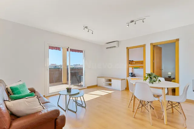 Ático luminoso con gran terraza, solárium privado y plaza de - foto 2