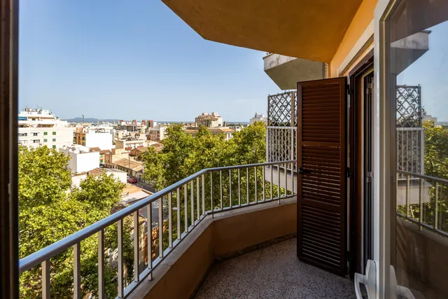 Piso luminoso con terraza y bonitas vistas en Palma - foto 2
