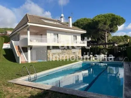 ESPECTACULAR CASA CON PISCINA Y JARDÍN EN VILASSAR DE DALT