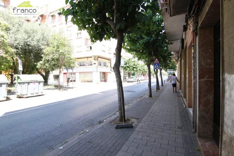 Local comercial en Alquiler cerca de estación de Tren - Murcia