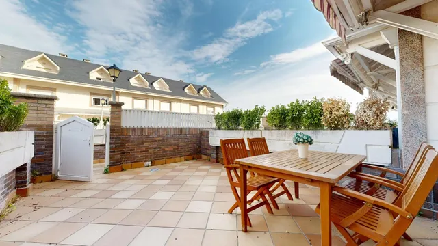 Chalet en primera línea de Laredo - foto 4