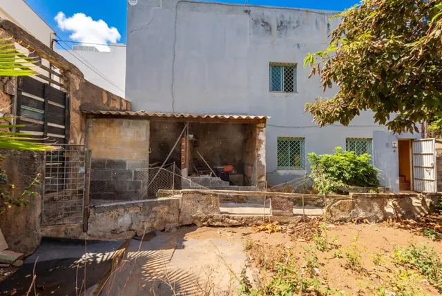 CASA UNIFAMILIAR CON TERRENO URBANO Y GRANDES POSIBILIDADES EN OFRA — 44