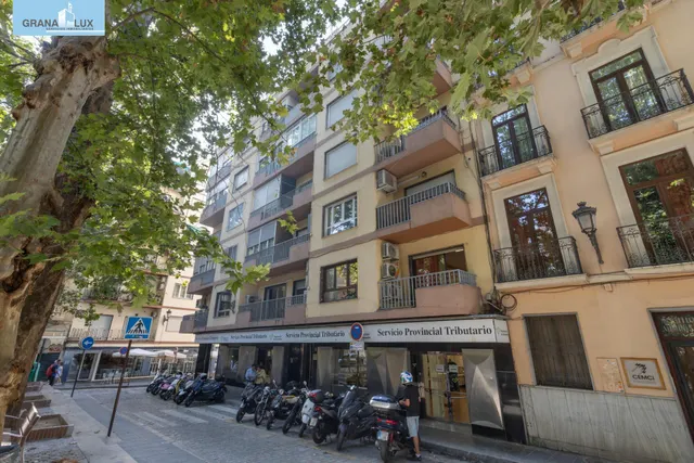 Piso en esquina con terraza y vistas a Plaza Mariana Pineda, Granada — 49